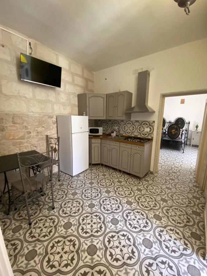 Fiori Catene Tra Le Torri Conversano